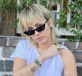 Miley Cyrus和她的新胭脂魚髮型