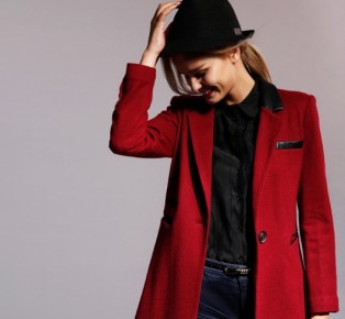 紅色或黑色皮革領口西裝大衣羊毛外套